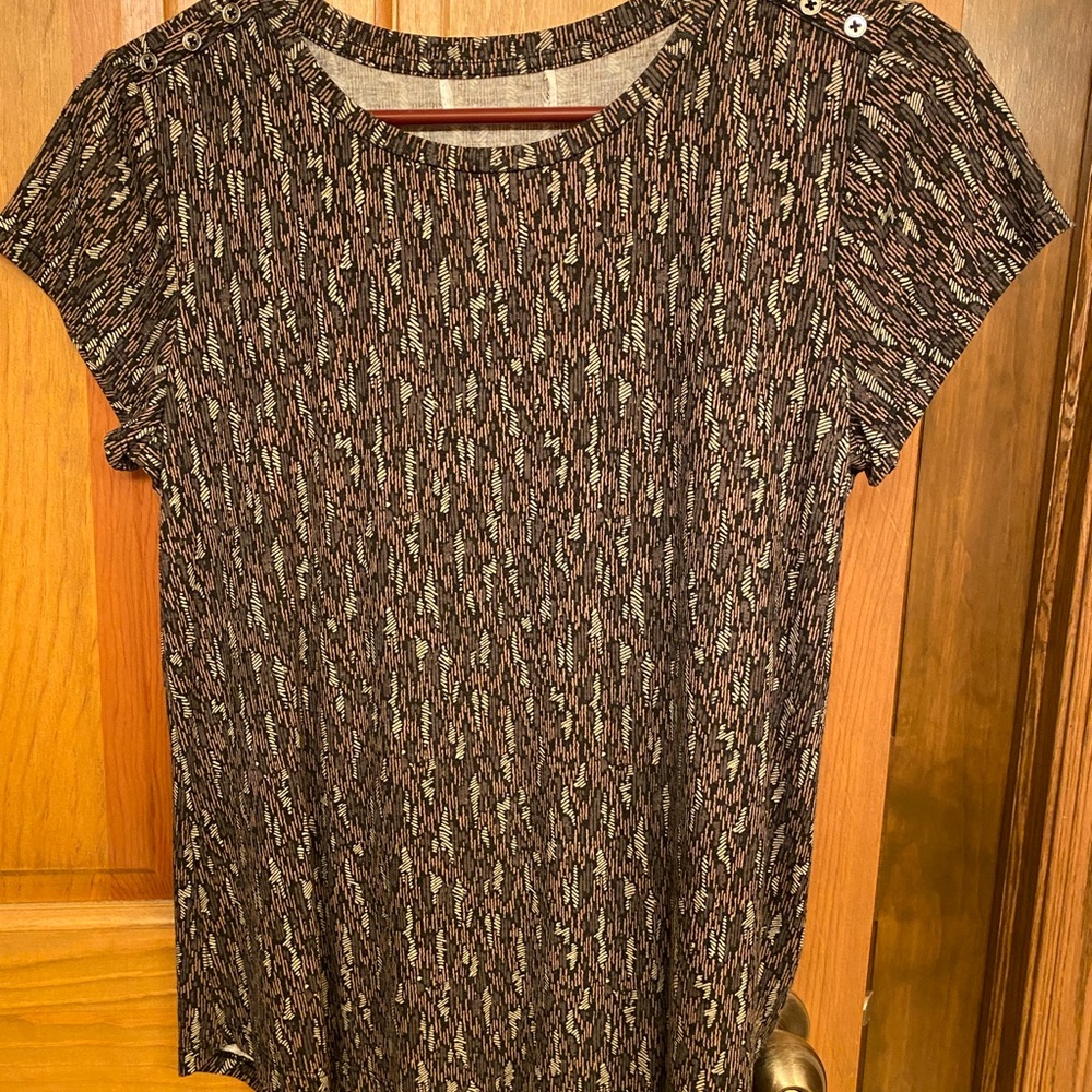 10/10$ Bundle 10 (4-5$) items for a 10$ offer. Green and Brown Short Sleeve top